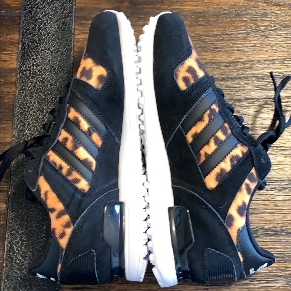 Women’s Adidas tennis shoes